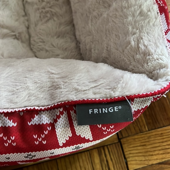 Fringe red and white dog bed - Picture 2 of 5
